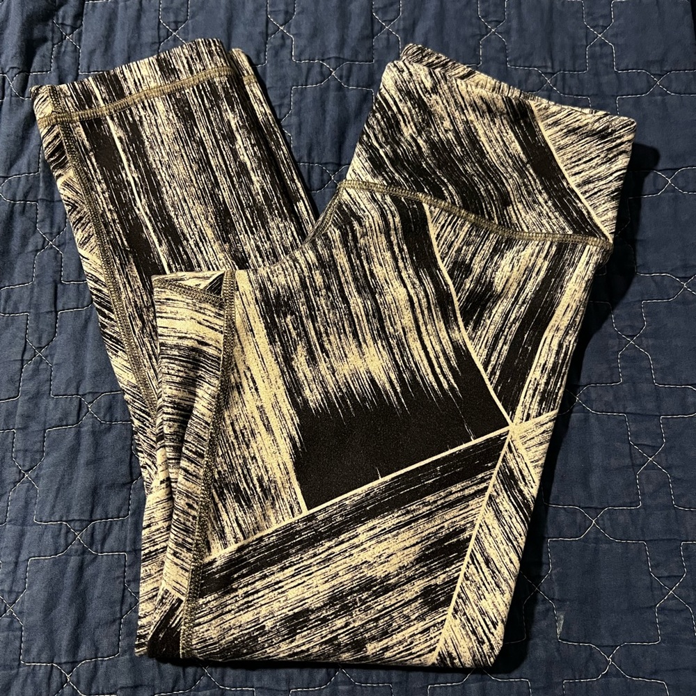 Lululemon black and white crop leggings - size 4